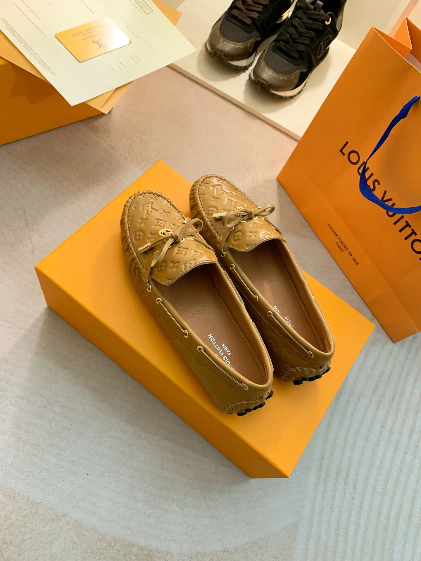 p460💰Couple model❤️🇫🇷 𝙇𝙤𝙪𝙞𝙨 𝙑𝙪𝙞𝙩𝙩𝙤𝙣 🇫🇷Louis Vuitton 2023 Classic𝓛𝓿 𝓣𝓻𝓪𝓲𝓷𝓮𝓻 Sports Series ➪➪➪¯ [Arizona Doudou Shoes Series] ▪️▪️▪️Arizona slip-on shoes are made of Monogram Eclipse canvas. Its hand-painted and dyed edges and hand-sewn uppers fully demonstrate Louis Vuitton's traditional shoemaking craftsmanship. This slip-on shoe is very lightweight. The integrated tongue and upper make it particularly comfortable and flexible. The soft outsole is equipped with rubber padding. Decorated with matching sash. Detailed features: ☑️Monogram Eclipse canvas ☑️Black Eclipse pattern ☑️Hand-painted shoe edges ☑️Hand-sewn uppers (each pair takes time to process) ☑️Integrated tongue and upper construction ☑️Outsole equipped with rubber lining ☑️size: 35_46